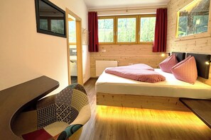 Romantic Double Room | Desk, blackout curtains, soundproofing, free WiFi - Hotel Apartment Haus Gitschberg (Vandoies)