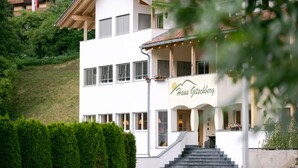 A two-story building with a sign reading "Haus Gitschberg". - Hotel Apartment Haus Gitschberg (Vandoies)