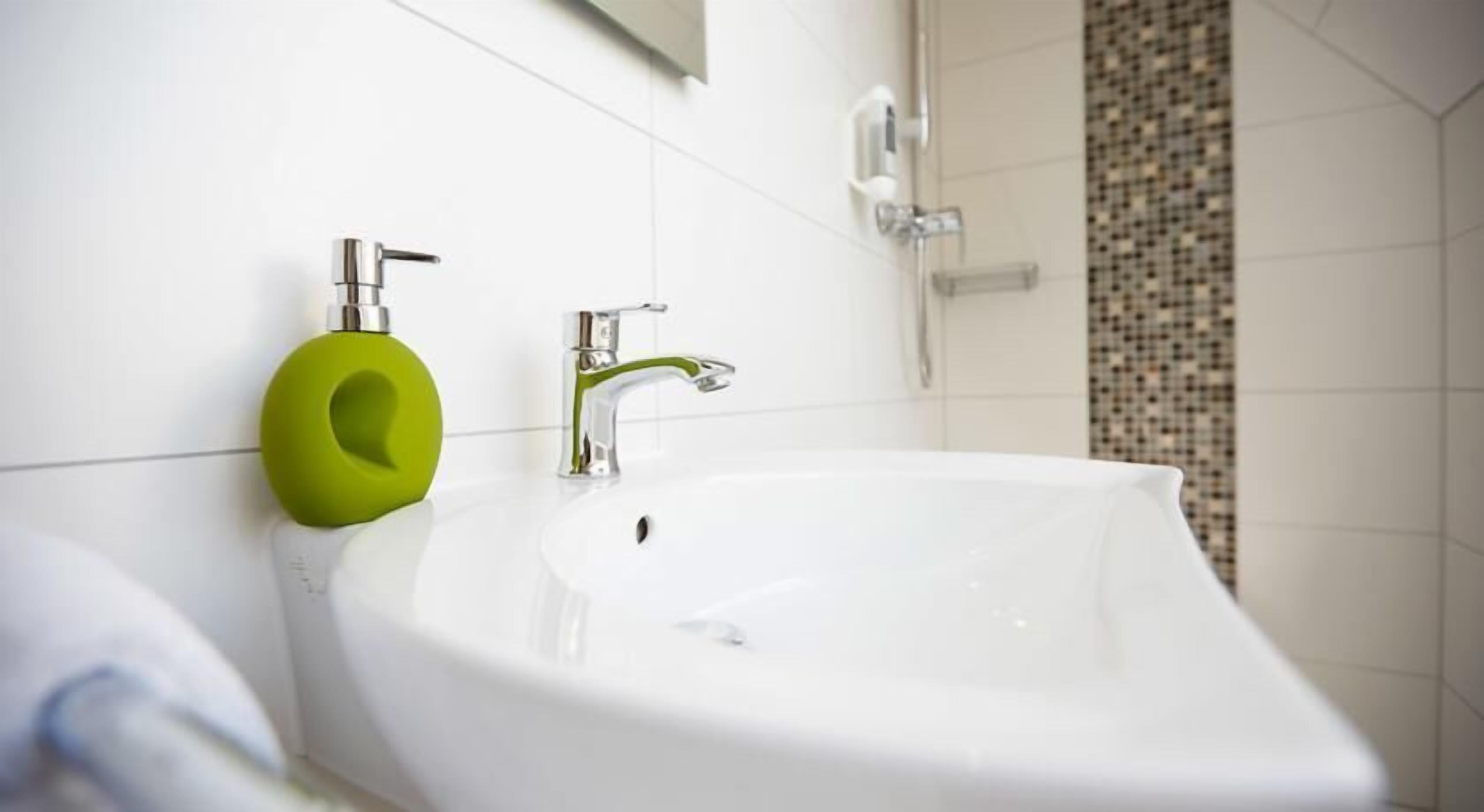 basic double room | bathroom sink