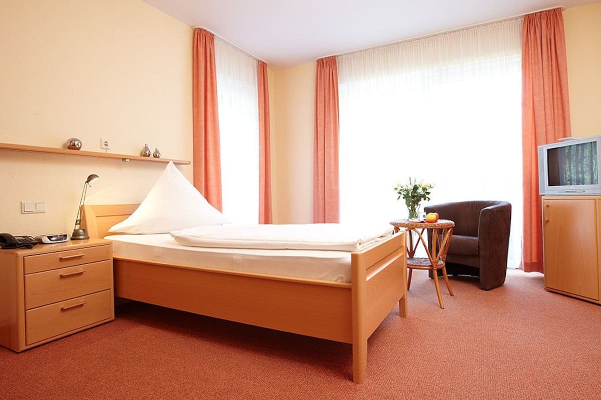 basic single room, garden view | pillow-top beds, in-room safe, desk, soundproofing