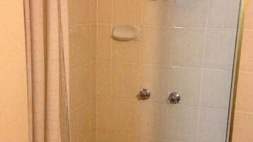 Douche, articles de toilette gratuits, sèche-cheveux