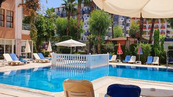 Piscina externa sazonal, funciona das 9h às 20h, guarda-sóis