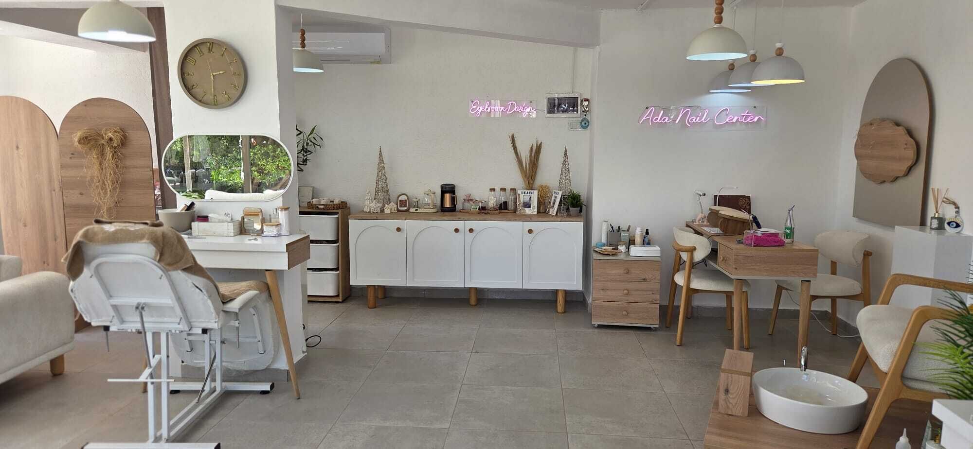 Un salón con un mostrador de recepción, un espejo y una mesa con varios objetos.