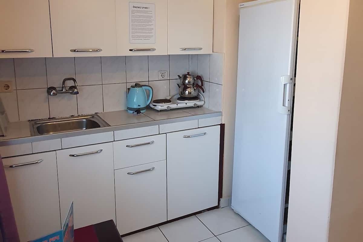 2 quartos, frigobar, individualmente mobiliados, escrivaninha
