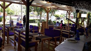 Breakfast, lunch, brunch served; garden views  - Palmen Apart Hotel (Alanya)