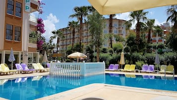 Piscina externa sazonal, funciona das 9h às 20h, guarda-sóis