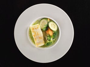 Petit déjeuner et dîner servis sur place, vue sur le jardin 