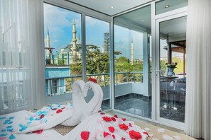 Habitación familiar, balcón, vista al mar | Minibar, caja de seguridad en la habitación y escritorio