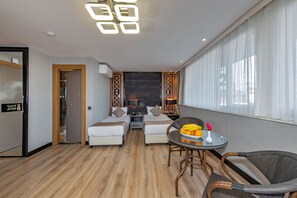 Minibar, in-room safe, desk, blackout curtains - Aristocrat Hotel (Istanbul)