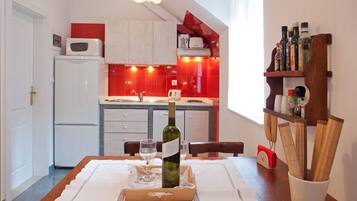 Studio Apartment for 3 people | In-room dining