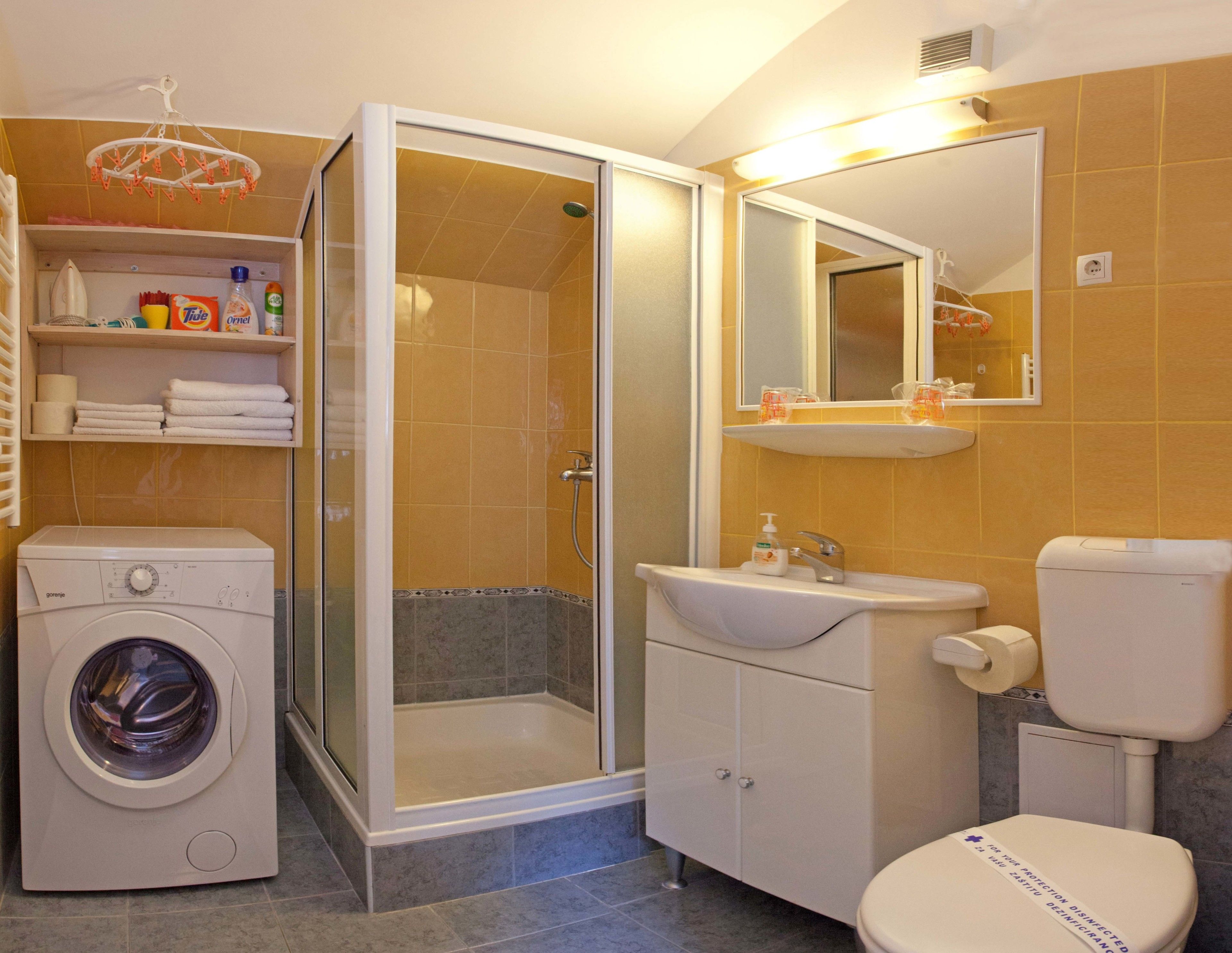 Studio Apartment for 3 people | Badeværelse | Bruser, brusehoved med spredningseffekt, gratis toiletartikler
