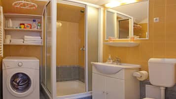 Studio Apartment for 3 people | Badeværelse | Bruser, brusehoved med spredningseffekt, gratis toiletartikler