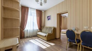 Suite | Minibar, desk, iron/ironing board, free WiFi