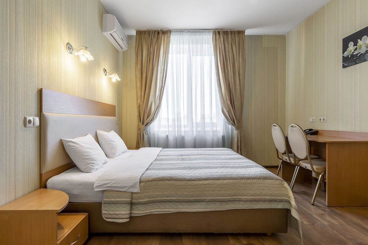 1 habitación, minibar, escritorio y tabla de planchar con plancha