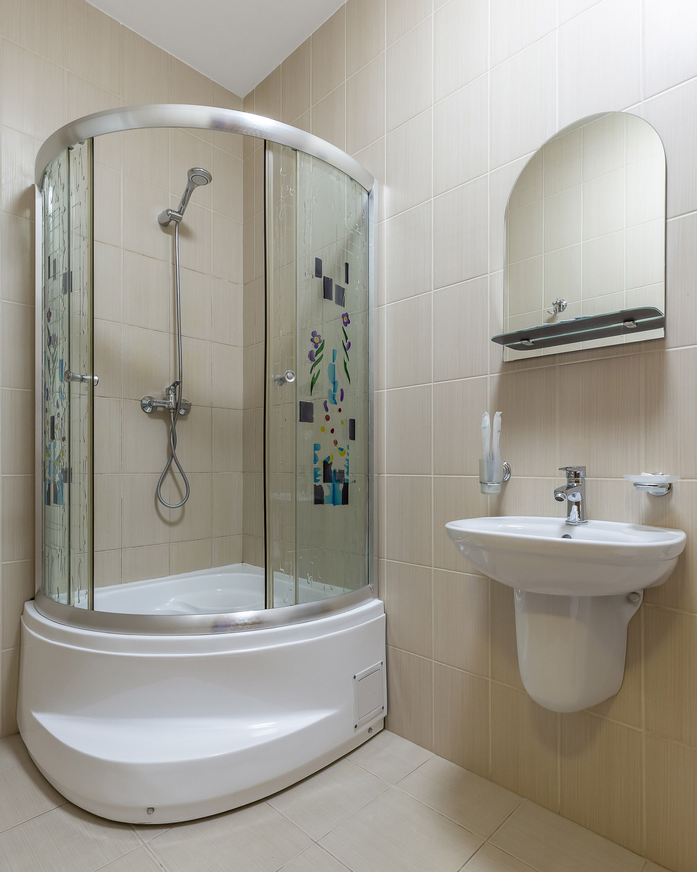 Suite | Bathroom | Shower, free toiletries, hair dryer, towels