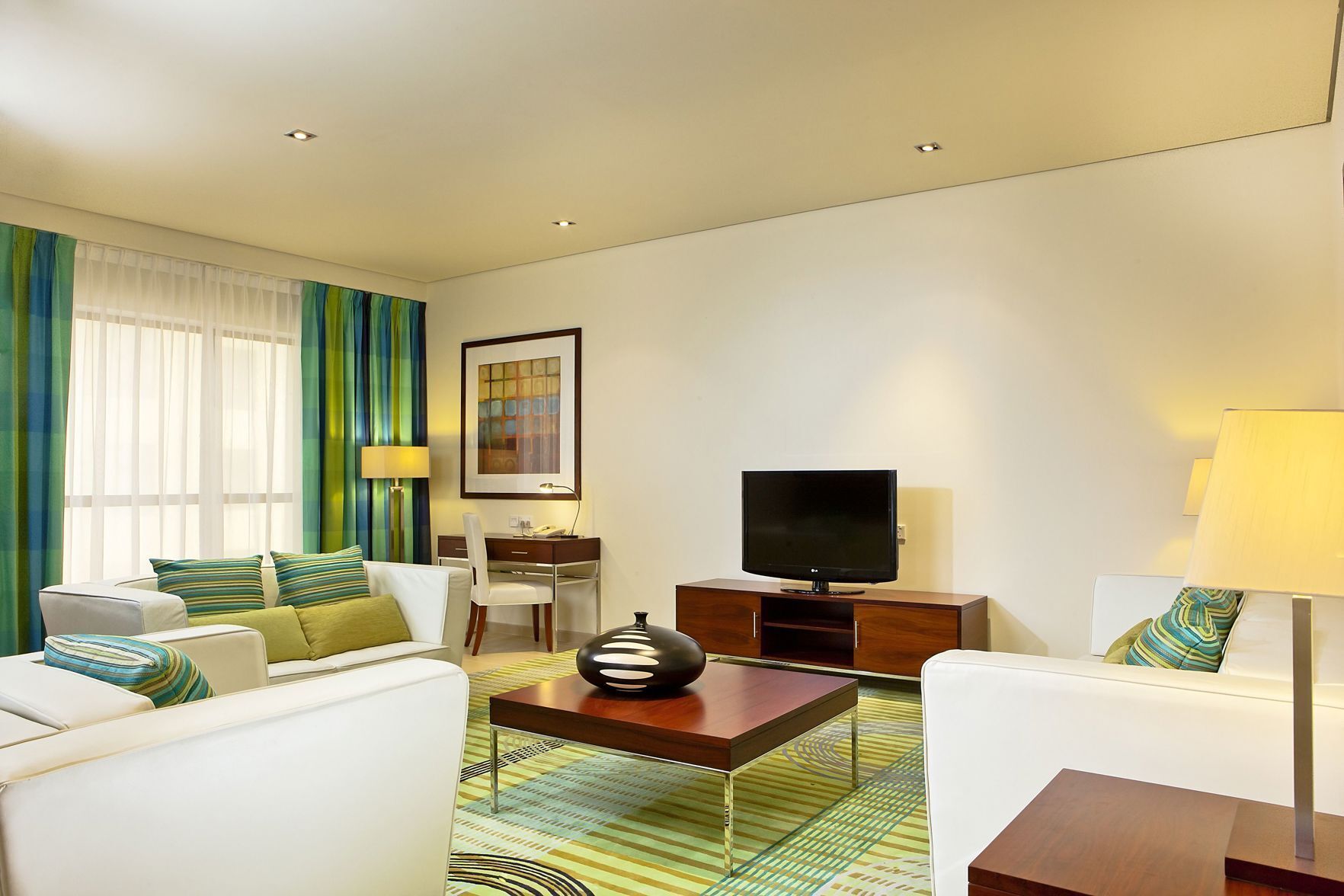 Área de estar | TV de tela plana 55 polegadas com canais a cabo, TV, DVD player