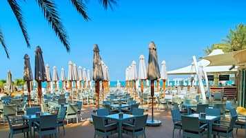 3 restaurants, serveren ontbijt, lunch, diner, internationale gerechten