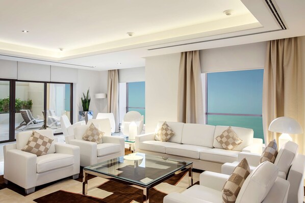 Royal-Suite, 4 Schlafzimmer, Meerblick | Wohnbereich | 55-Zoll-Flachbildfernseher mit Kabelempfang, Fernseher, DVD-Player