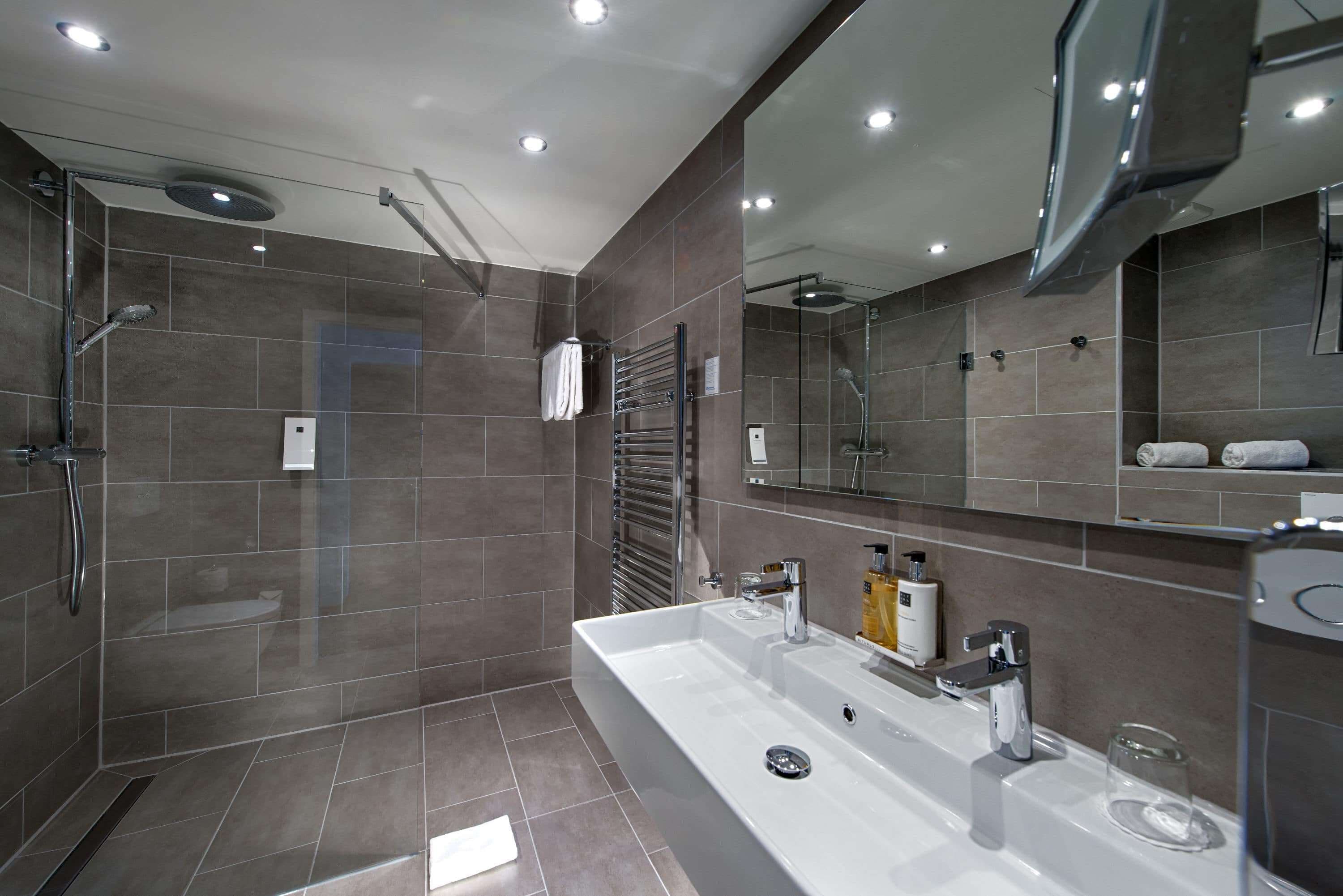 junior suite | bathroom | combined shower/bathtub, eco-friendly toiletries, hair dryer, towels