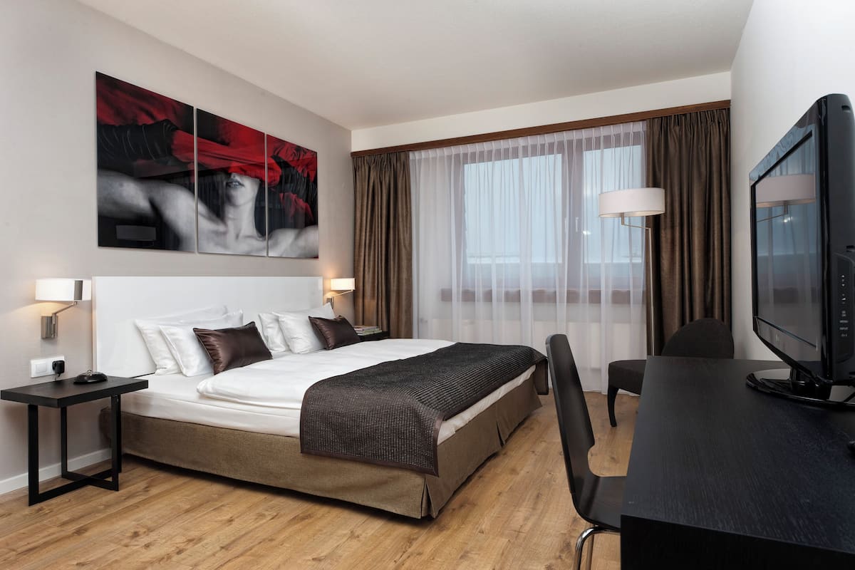 Hypo-allergenic bedding, minibar, in-room safe, desk