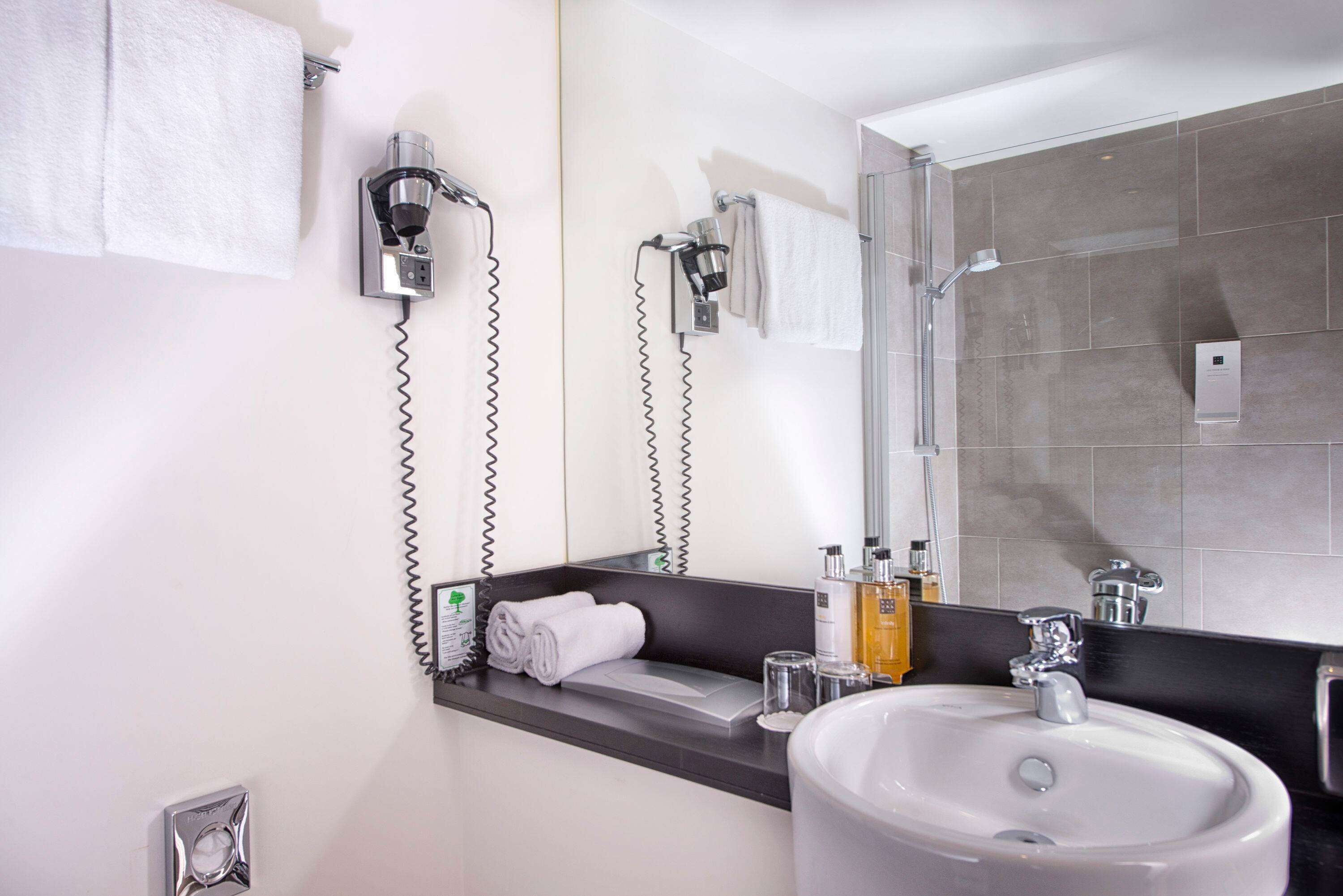combined shower/bathtub, eco-friendly toiletries, hair dryer, towels