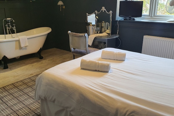 Superior Double Room, Ensuite (Roll Top Bath) | 1 bedroom, free WiFi