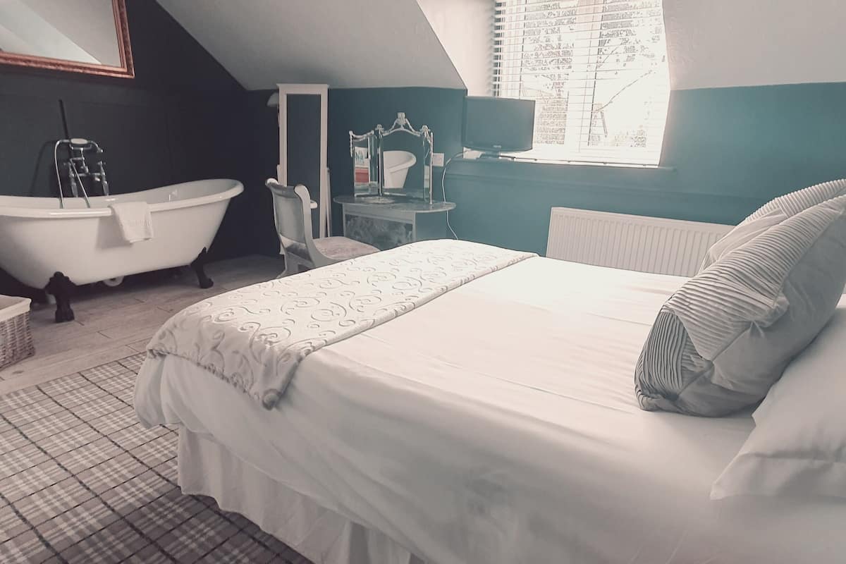 Quarto casal superior, suíte (Roll Top Bath) | 1 quarto, Wi-Fi de cortesia