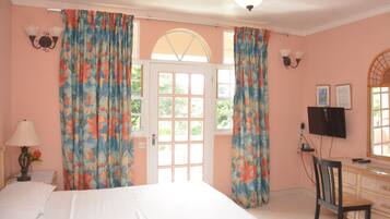 Deluxe-huone, 1 keskisuuri parisänky | 1 makuuhuone, ylelliset vuodevaatteet, silitysrauta/-lauta