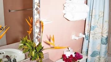 Deluxe Room, 1 Queen Bed | Bathroom | Bathtub, deep soaking tub, free toiletries, hair dryer