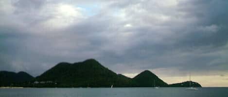 Nära stranden och vit sandstrand