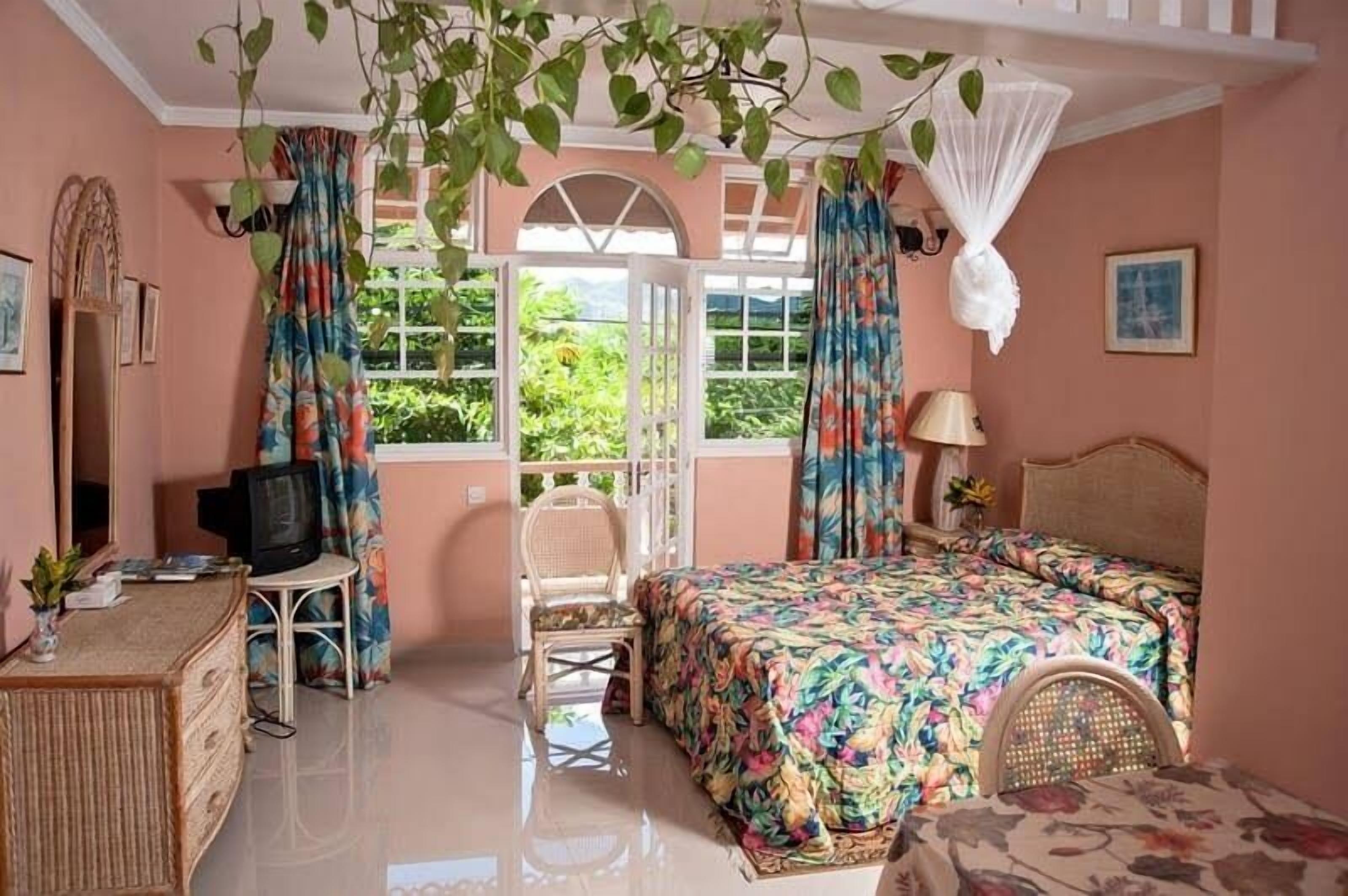 Deluxe Room, 1 Queen Bed | 1 bedroom, premium bedding, iron/ironing board, free WiFi