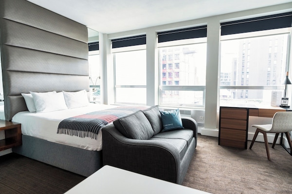 Studio, 1 King Bed, Sofa Bed, Kitchenette | Tilam berlapik, peti besi dalam bilik, meja, langsir/tirai gelap terus