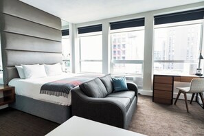 Studio, 1 King Bed, Sofa Bed, Kitchenette | Senger med overmadrass, safe på rommet, skrivebord og blendingsgardiner