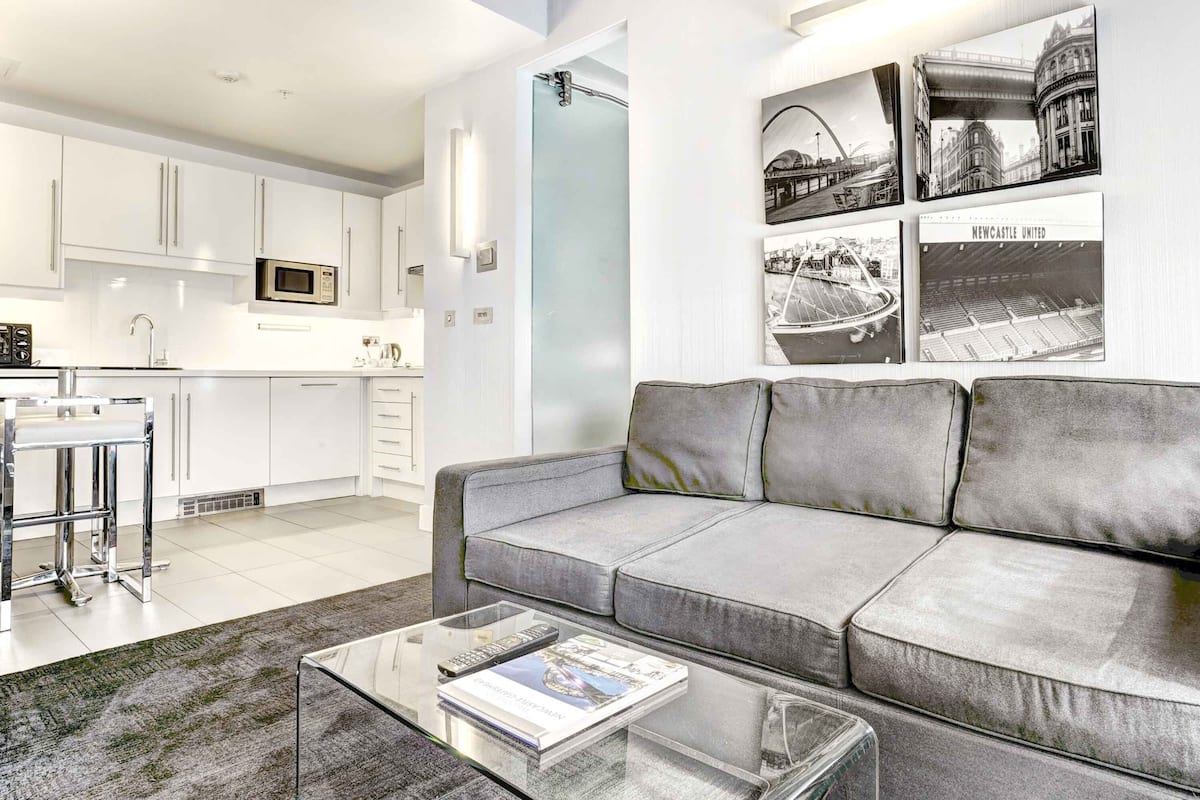 executive suite, 1 king bed, kitchenette, balcony | 1 bedroom, pillow-top beds, in-room safe, desk