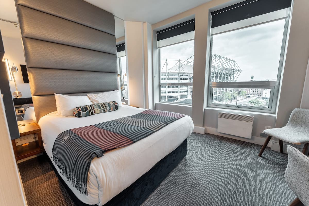 Standard Room, 1 King Bed, Stadium View | Pillow-top beds, in-room safe, desk, blackout curtains