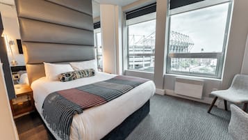 Standard Room, 1 King Bed, Stadium View | Camas con pillow-top, caja de seguridad en la habitación y escritorio