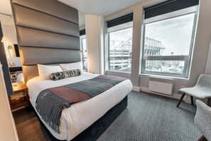 Standard Room, 1 King Bed, Stadium View | Camas con pillow-top, caja de seguridad en la habitación y escritorio 