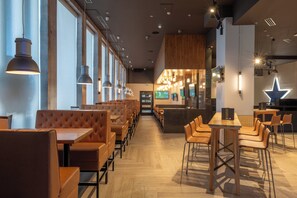 供應早餐、午餐和晚餐，創意料理