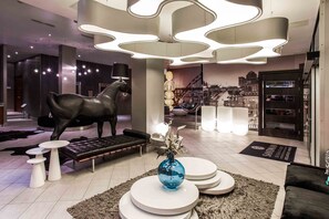 Lobby lounge - Sandman Signature Newcastle Hotel (Newcastle-upon-Tyne)