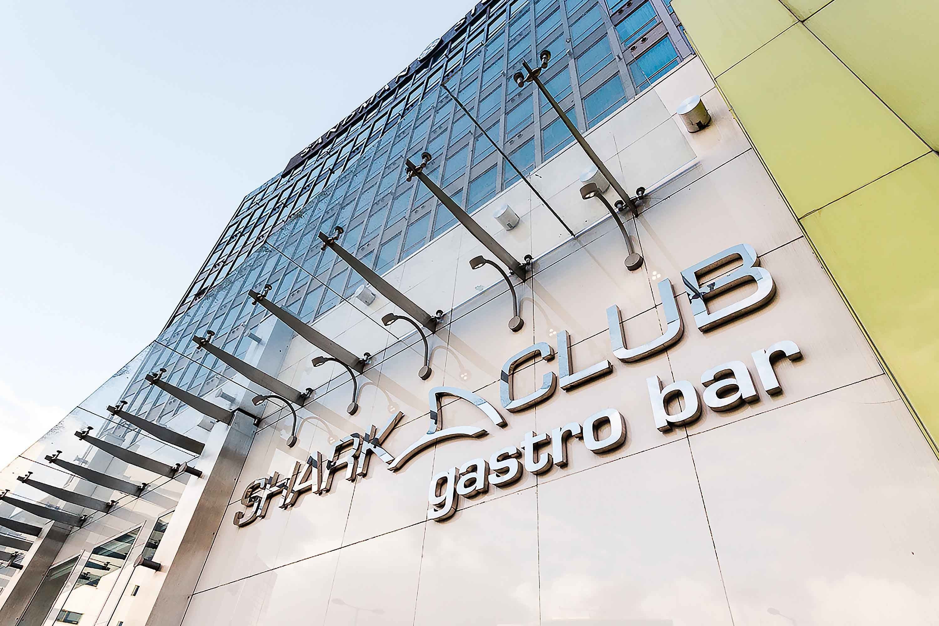 breakfast, lunch, dinner served; fusion cuisine