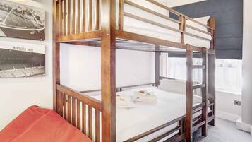 Family Suite, 1 King Bed, Bunk Beds, Kitchenette | Pemandangan dari kamar