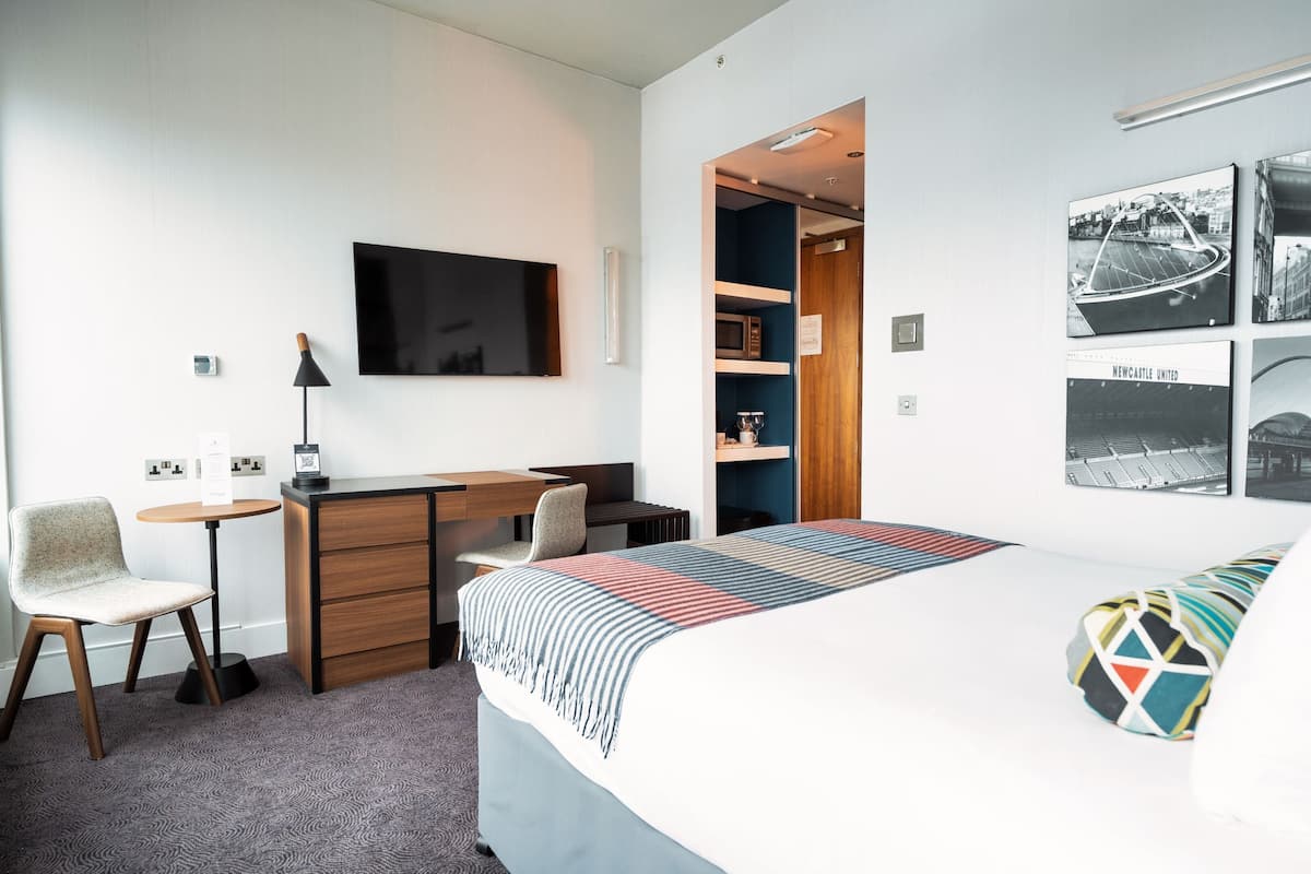 Standard Room, 1 King Bed, Stadium View | 1 bedroom, pillowtop beds, in-room safe, desk