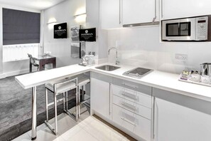 Kjøleskap, mikrobølgeovn, kaffetrakter/tekoker og vannkoker