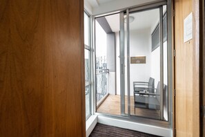 Executive Suite, 1 King Bed, Kitchenette, Balcony | Balcón