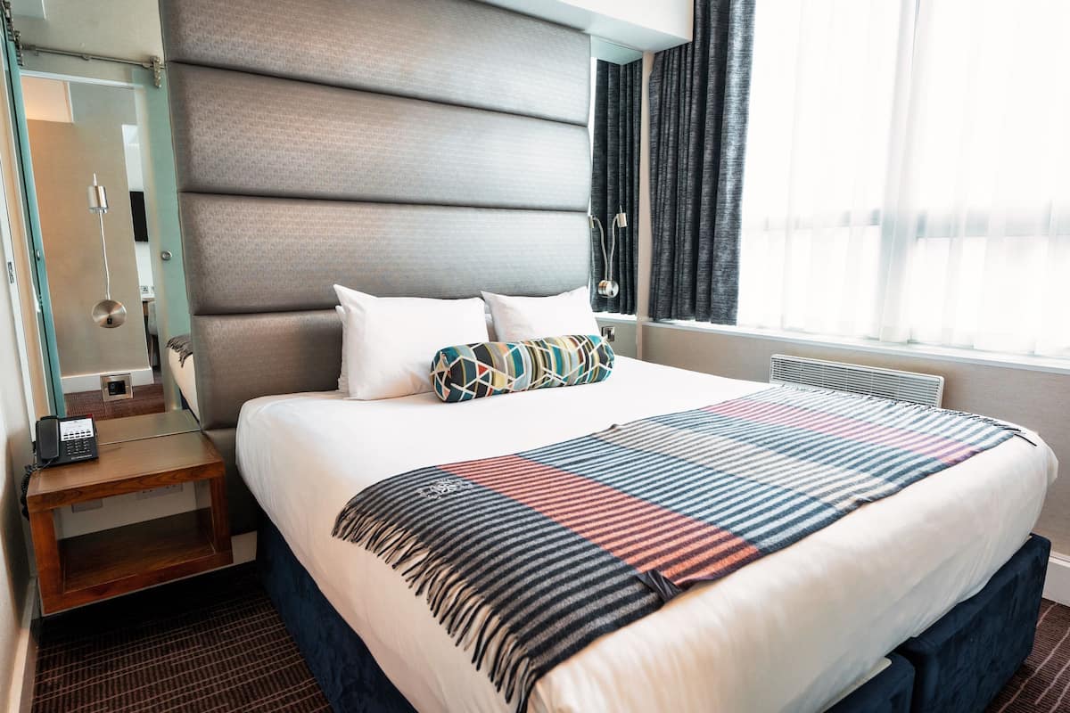 Executive Suite, 1 King Bed, Kitchenette, Balcony | 舒適加層、客房內保險箱、書桌、遮光布/窗簾