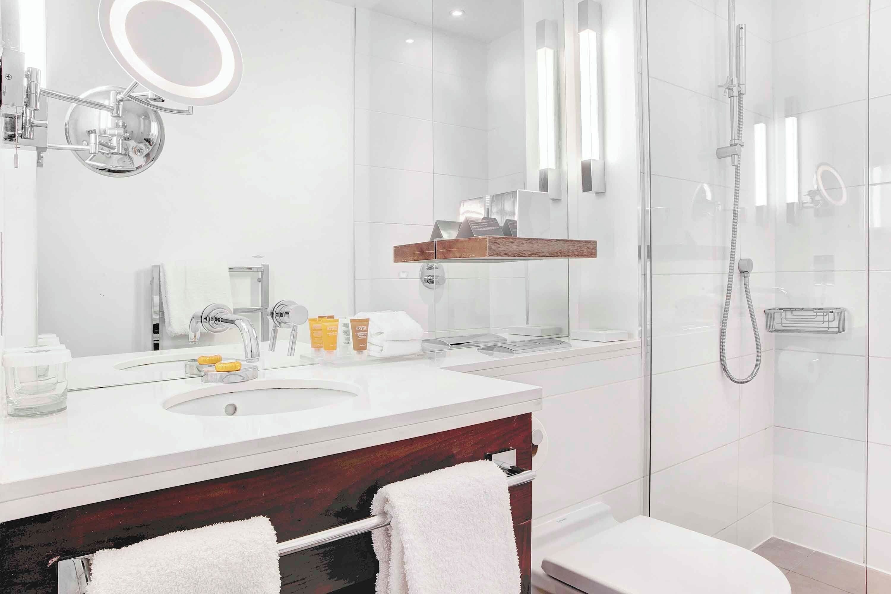 Shower, rainfall showerhead, free toiletries, hair dryer