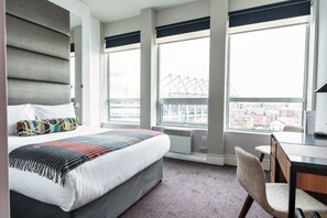 Standard Room, 1 King Bed, Stadium View | Camas con pillow-top, caja de seguridad en la habitación y escritorio 