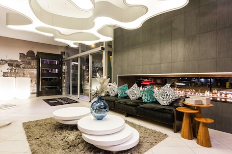 Sala de estar en el lobby. Sandman Signature Newcastle Hotel
