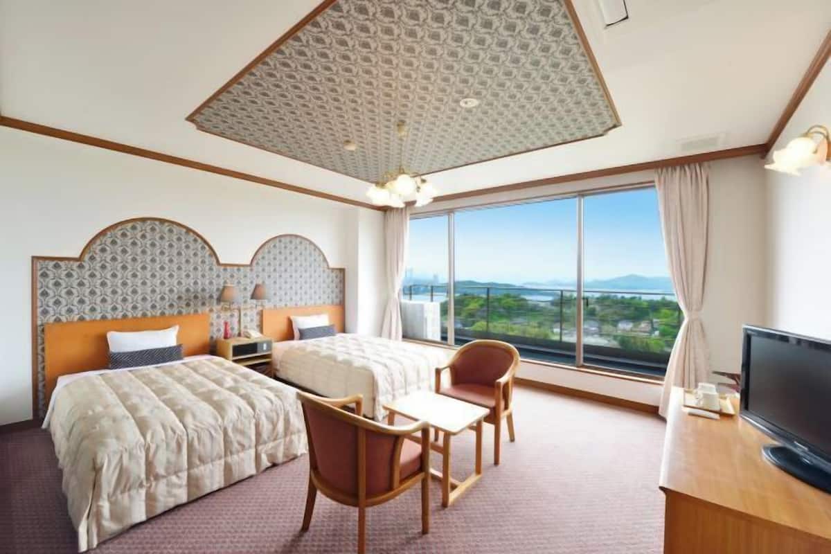 In-room safe, blackout curtains, free WiFi, bed sheets