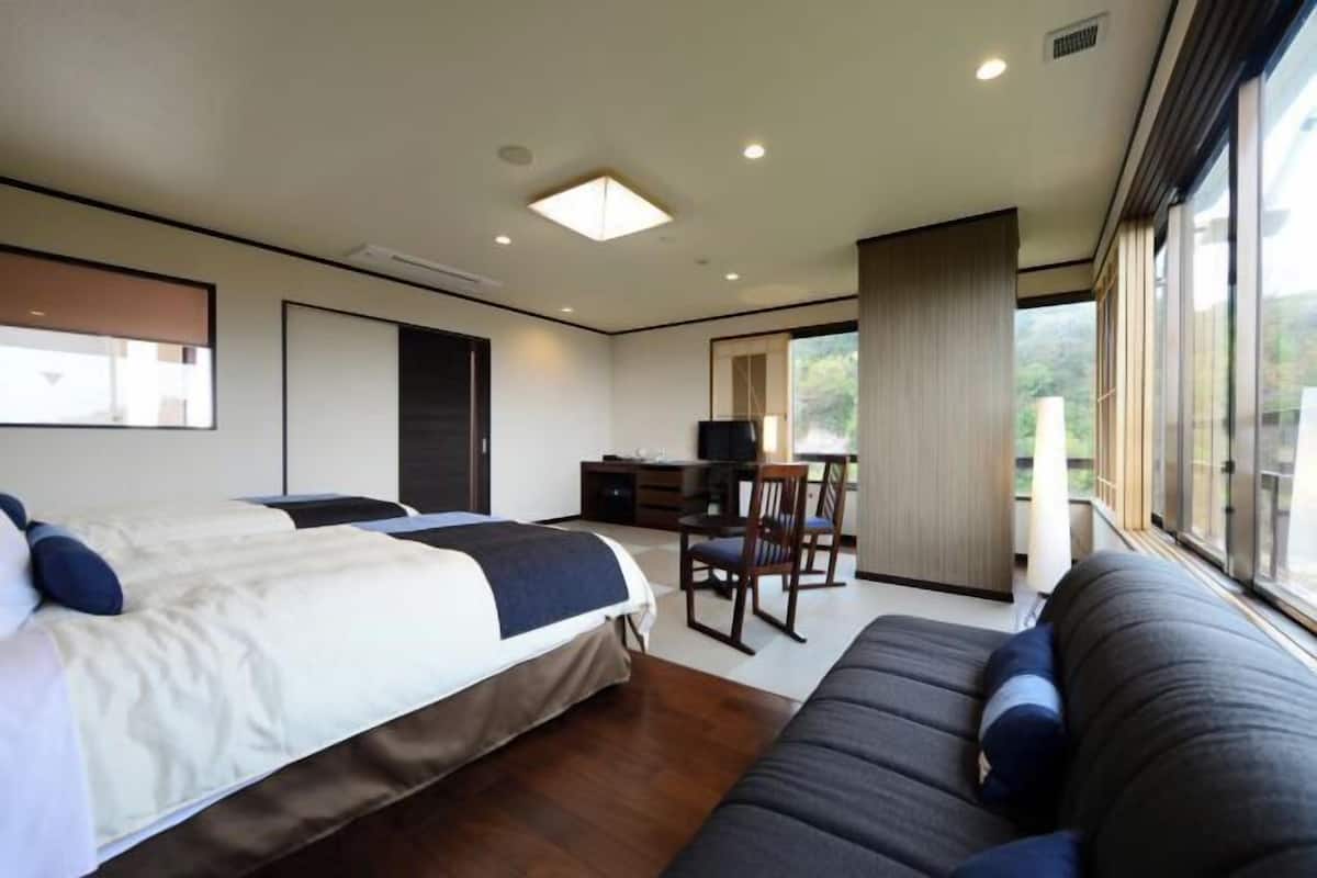 In-room safe, blackout curtains, free WiFi, bed sheets